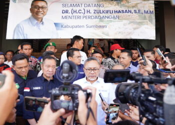 Tinjau Pasar Seketeng di Sumbawa, Mendag Zulkifli Hasan: Harga Stabil, Stok Cukup