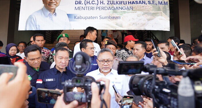 Tinjau Pasar Seketeng di Sumbawa, Mendag Zulkifli Hasan: Harga Stabil, Stok Cukup