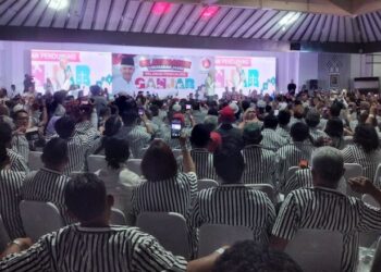 Ganjar Pranowo Sebut Desain Baju Hitam Putih dari Jokowi