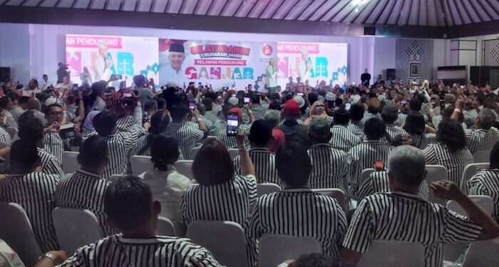 Ganjar Pranowo Sebut Desain Baju Hitam Putih dari Jokowi