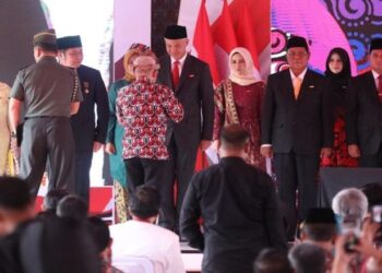 Ganjar Pranowo Terima Penghargaan Satyalencana Wira Karya