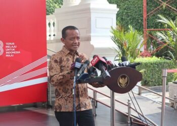Menteri Investasi yang juga kader Partai Golkar Bahlil Lahadalia di lingkungan istana kepresidenan Jakarta pada Senin (31/7/2023)
