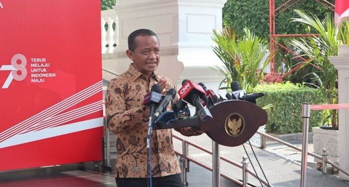 Menteri Investasi yang juga kader Partai Golkar Bahlil Lahadalia di lingkungan istana kepresidenan Jakarta pada Senin (31/7/2023)