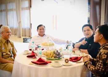 Ganjar dan Gibran Berbincang dengan Prabowo dan Erick di Adi Soemarmo