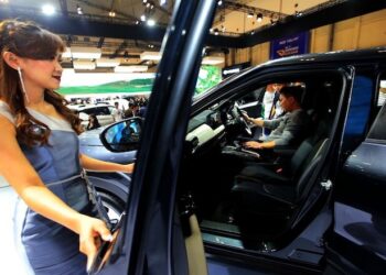 Antusias Pengunjung Merasakan Kenyamanan Mitsubishi XFORCE di GIIAS 2023