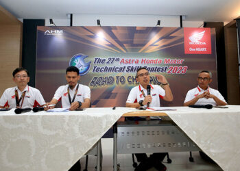 GM Corporate communication AHM A Muhibbuddin (kanan) bersama, Manager technical training Herry Chairy (kedua kanan), Advisor technical service AHM Daisuke Sato (kiri), dan Ketua pelaksana kontes mekanik M Basir (kedua kiri) saat memberikan keteranga tentang Astra Honda Motor Technical Skill Contest (AHM-TSC), di AHM SRTC Deltamas, Cikarang, Kabupaten Bekasi, Jawa Barat, Rabu (23/8/2023).