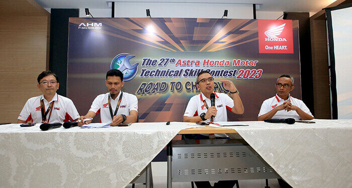 GM Corporate communication AHM A Muhibbuddin (kanan) bersama, Manager technical training Herry Chairy (kedua kanan), Advisor technical service AHM Daisuke Sato (kiri), dan Ketua pelaksana kontes mekanik M Basir (kedua kiri) saat memberikan keteranga tentang Astra Honda Motor Technical Skill Contest (AHM-TSC), di AHM SRTC Deltamas, Cikarang, Kabupaten Bekasi, Jawa Barat, Rabu (23/8/2023).