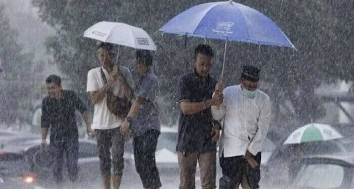 BMKG: Waspadai Peluang Hujan Lebat dan Angin Kencang di Akhir Pekan