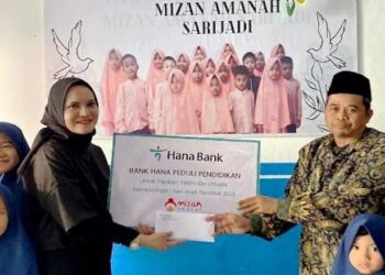 Rayakan Hari Anak Nasional 2023, Bank Hana Salurkan Donasi Dana Pendidikan dan Distribusikan Gawai