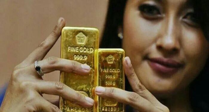 Emas Jatuh Imbas Kenaikan Dolar dan Imbal hasil Obligasi Pemerintah AS