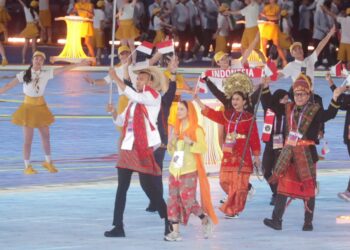 Kontingen Indonesia pada Opening Ceremony Asian Games 2022 Hangzhou di National Stadium Hangzhou, Kota Hangzhou, China, Sabtu (23/9) malam.(foto:raiky/kemenpora.go.id)