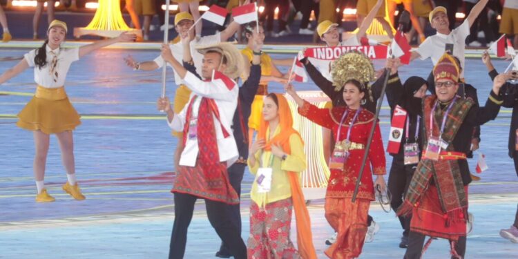 Kontingen Indonesia pada Opening Ceremony Asian Games 2022 Hangzhou di National Stadium Hangzhou, Kota Hangzhou, China, Sabtu (23/9) malam.(foto:raiky/kemenpora.go.id)