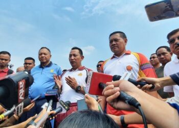 Kapolri Jenderal Pol. Listyo Sigit Prabowo (tengah) saat memberikan keterangan di sela-sela kegiatan bakti sosial dan bakti kesehatan HUT ke-78 TNI di Monas, Jakarta, Minggu (24/9/2023). (ANTARA/Laily Rahmawaty)