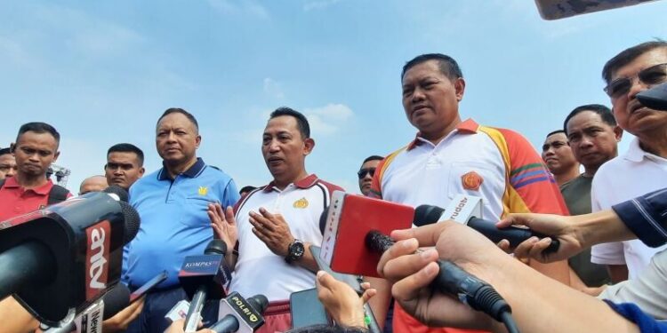 Kapolri Jenderal Pol. Listyo Sigit Prabowo (tengah) saat memberikan keterangan di sela-sela kegiatan bakti sosial dan bakti kesehatan HUT ke-78 TNI di Monas, Jakarta, Minggu (24/9/2023). (ANTARA/Laily Rahmawaty)