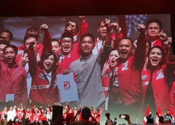 Wakil Ketua Dewan Pembina PSI Grace Natalie (kiri) bersama Ketua Umum PSI Kaesang Pangarep (kanan) dalam Kopdarnas: Deklarasi Politik PSI di Djakarta Theater, Jakarta, Senin (25/9/2023).