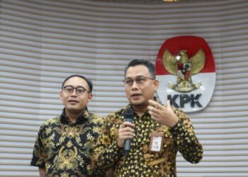 Kepala Bagian Pemberitaan KPK Ali Fikri (kanan) berikan keterangan terkait penggeledahan di Kantor Kementerian Pertanian dalam jumpa pers di Gedung Merah Putih KPK, Jakarta Selatan, Jumat (29/9/2023).