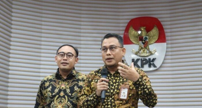 Kepala Bagian Pemberitaan KPK Ali Fikri (kanan) berikan keterangan terkait penggeledahan di Kantor Kementerian Pertanian dalam jumpa pers di Gedung Merah Putih KPK, Jakarta Selatan, Jumat (29/9/2023).