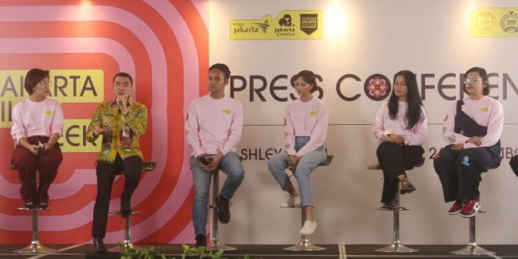 (kiri ke kanan): Festival Director Jakarta Film Week 2023 Rina Damayanti, Kepala Dinas Pariwisata dan Ekonomi Kreatif DKI Jakarta Andhika Permata, sutradara Wregas Bhanuteja, Festival Ambassador Jakarta Film Week 2023 Lutesha, Festival Board Jakarta Film Week 2023 Vivian Idris, dan Program Manager Jakarta Film Week 2023 Novi Hanabi pada sesi jumpa media peluncuran gelaran Jakarta Film Week 2023 di Jakarta, Selasa (26/9/2023).