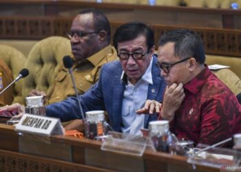 Menteri Hukum dan Hak Asasi Manusia Yasonna Laoly (tengah) bersama Menteri Pendayagunaan Aparatur Negara dan Reformasi Birokrasi (PAN-RB) Abdullah Azwar Anas (kanan) serta Wakil Menteri Dalam Negeri John Wempi Wetipo (kiri) mengikuti rapat kerja dengan Komisi II DPR di Kompleks Parlemen, Senayan, Jakarta, Selasa (26/9/2023).