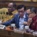 Menteri Hukum dan Hak Asasi Manusia Yasonna Laoly (tengah) bersama Menteri Pendayagunaan Aparatur Negara dan Reformasi Birokrasi (PAN-RB) Abdullah Azwar Anas (kanan) serta Wakil Menteri Dalam Negeri John Wempi Wetipo (kiri) mengikuti rapat kerja dengan Komisi II DPR di Kompleks Parlemen, Senayan, Jakarta, Selasa (26/9/2023).