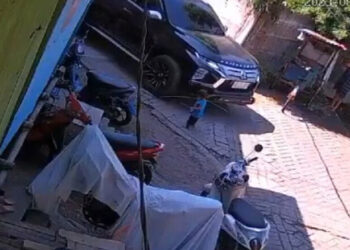 CCTV Balita di Makassar Terlindas Pajero Sport