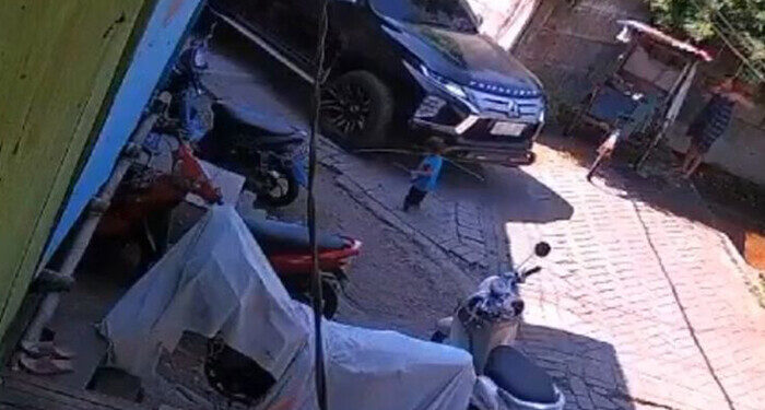 CCTV Balita di Makassar Terlindas Pajero Sport