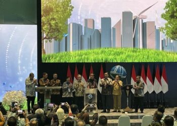 Presiden Joko Widodo (Jokowi) didampingi menteri dan pejabat terkait meluncurkan secara resmi Bursa Karbon Indonesia di Bursa Efek Indonesia, Jakarta, Selasa (26/9/2023).