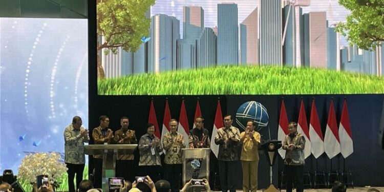 Presiden Joko Widodo (Jokowi) didampingi menteri dan pejabat terkait meluncurkan secara resmi Bursa Karbon Indonesia di Bursa Efek Indonesia, Jakarta, Selasa (26/9/2023).