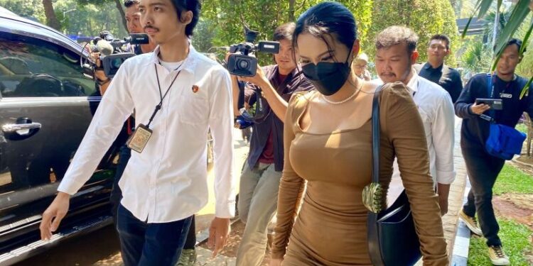 Fransisca Candra Novitasari alias Siskaeee tiba di gedung Direktorat Reserse Kriminal Khusus (Ditreskrimsus) Polda Metro Jaya, Jakarta, Senin (25/9/2023). ANTARA/Cahya Sari