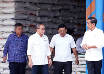 Mendag Zulkifli Hasan Dampingi Presiden RI Cek Gudang Bulog dan Luncurkan Bantuan Pangan