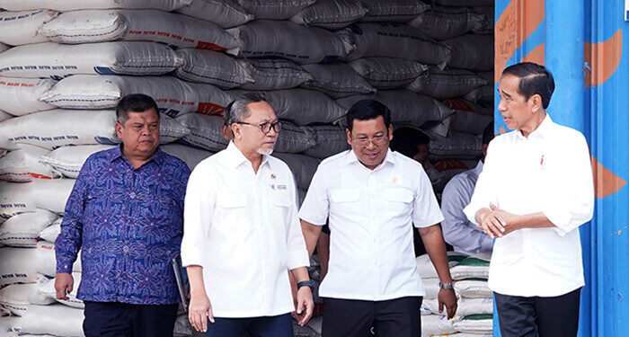Mendag Zulkifli Hasan Dampingi Presiden RI Cek Gudang Bulog dan Luncurkan Bantuan Pangan