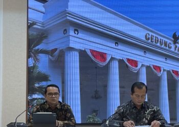 Direktur Jenderal Kerja Sama Multilateral Kementerian Luar Negeri RI Tri Tharyat (kiri) menyampaikan keterangan pers di Jakarta, Jumat (29/9/2023).
