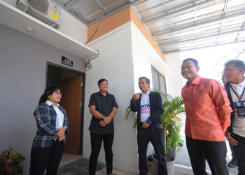 Direktur Utama Bank BTN Nixon LP Napitupulu bersama Komisaris Utama GRED Group Muhamad Efendi berbincang dengan nasabah KPR Bank BTN