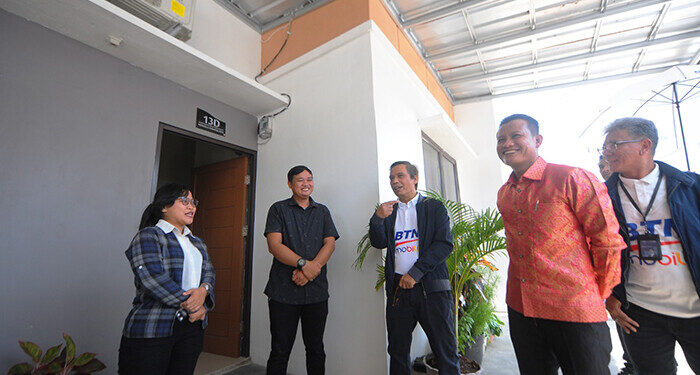 Direktur Utama Bank BTN Nixon LP Napitupulu bersama Komisaris Utama GRED Group Muhamad Efendi berbincang dengan nasabah KPR Bank BTN