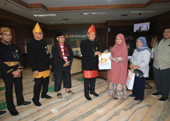 Direktur Utama PT Bank KB Bukopin Syariah (KBBS) Koko T. Rachmadi (tengah) melayani nasabah didampingi Direktur Bisnis KKBS Agus Suhendro (kiri) dan Direktur Kepatuhan & Manajemen Risiko KKBS Adil Syahputra (kanan) dalam rangka peringatan Hari Pelanggan Nasional