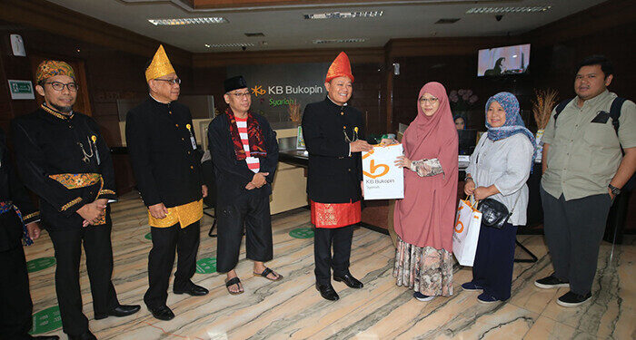 Direktur Utama PT Bank KB Bukopin Syariah (KBBS) Koko T. Rachmadi (tengah) melayani nasabah didampingi Direktur Bisnis KKBS Agus Suhendro (kiri) dan Direktur Kepatuhan & Manajemen Risiko KKBS Adil Syahputra (kanan) dalam rangka peringatan Hari Pelanggan Nasional