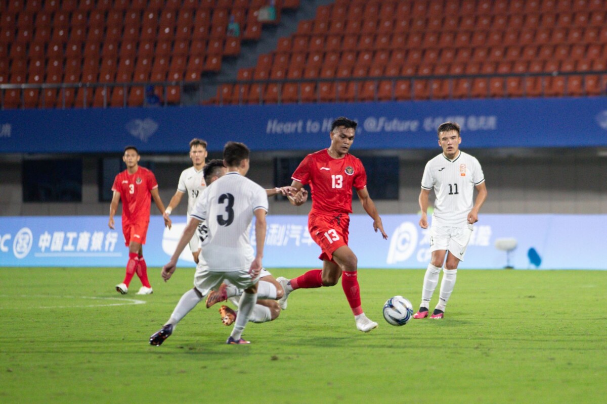 Pemain Timnas Indonesia U-24 Rahmat Irianto membawa bola. Sumber: PSSI