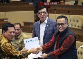 Menteri PANRB Abdullah Azwar Anas dalam Rapat Kerja Komisi II DPR RI dengan Pemerintah dalam pengambilan keputusan tingkat I atas RUU ASN di Jakarta, Selasa (26/9/2023).