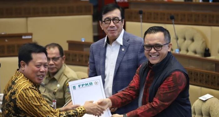 Menteri PANRB Abdullah Azwar Anas dalam Rapat Kerja Komisi II DPR RI dengan Pemerintah dalam pengambilan keputusan tingkat I atas RUU ASN di Jakarta, Selasa (26/9/2023).