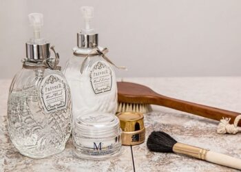 Ilustrasi produk riasan wajah.