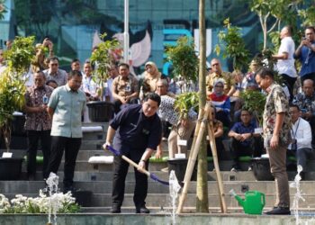 Menteri Badan Usaha Milik Negara (BUMN) Erick Thohir saat menanam pohon untuk gerakan "Gotong Royong Boyong Pohon" di Kantor Kementerian BUMN, Jakarta, Rabu (27/9/2023).