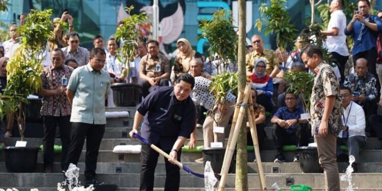 Menteri Badan Usaha Milik Negara (BUMN) Erick Thohir saat menanam pohon untuk gerakan "Gotong Royong Boyong Pohon" di Kantor Kementerian BUMN, Jakarta, Rabu (27/9/2023).