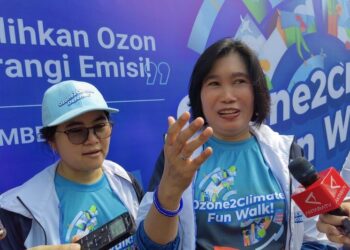 Staf Ahli Menteri Lingkungan Hidup dan Kehutanan Bidang Industri dan Perdagangan Internasional Novia Widyaningtyas (kanan) bersama Direktur Mitigasi Perubahan Iklim KLHK Yulia Suryati (kiri) dalam acara puncak peringatan Hari Ozon Sedunia di Thamrin 10, Jakarta, Minggu (24/9/2023). (ANTARA/Sugiharto Purnama)