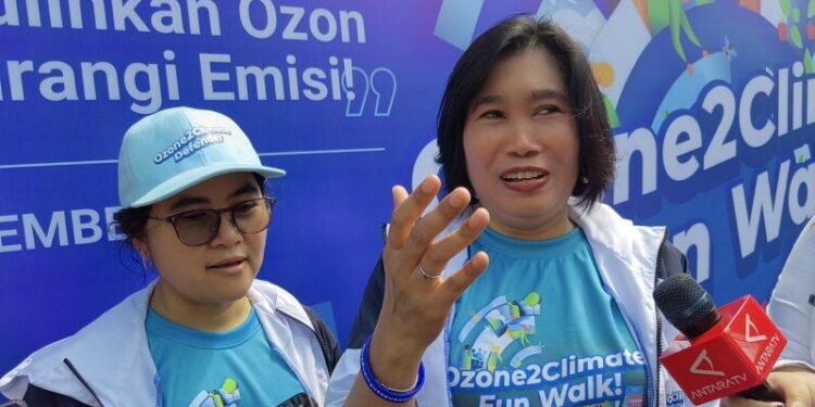 Staf Ahli Menteri Lingkungan Hidup dan Kehutanan Bidang Industri dan Perdagangan Internasional Novia Widyaningtyas (kanan) bersama Direktur Mitigasi Perubahan Iklim KLHK Yulia Suryati (kiri) dalam acara puncak peringatan Hari Ozon Sedunia di Thamrin 10, Jakarta, Minggu (24/9/2023). (ANTARA/Sugiharto Purnama)