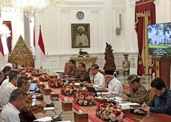 Presiden Jokowi memimpin rapat terbatas mengenai Integrasi Moda Transportasi Publik di Istana Merdeka, Jakarta, Rabu (27/9/2023).