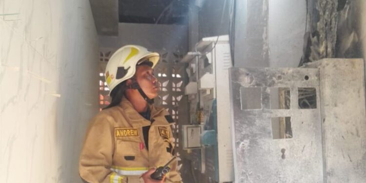 Kebakaran di SMAN 6 Jakarta Selatan diduga lantaran adanya gesekan antara kabel dengan kabel lainnya, Jakarta, Jumat (29/9/2023).