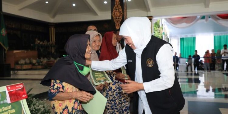 Pemprov Jatim Salurkan Bantuan untuk Warga di Jombang