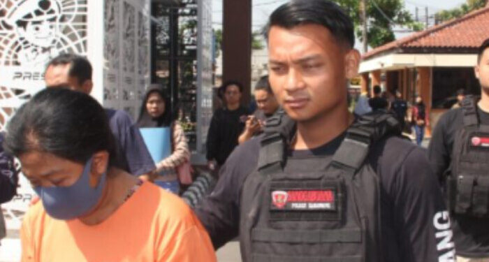 Polisi Karawang tangkap seorang perempuan yang melakukan judi online.