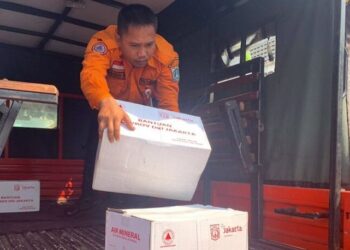 Petugas BPBD DKI Jakarta menyalurkan bantuan bagi korban kebakaran di Jalan Mangga Ubi Kelurahan Kapuk Kota Jakarta Barat, Rabu (6/9/2023)
