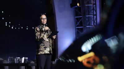 Menteri Koordinator Bidang Politik, Hukum, dan Keamanan Indonesia, Mahfud MD saat berdialog Peluncuran Buku Bamsoet ke-31 di Bengkel Space SCBD, Jakarta, Minggu (10/9/2023)